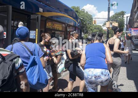 Les bus et les trains de la ville de New York sont de plus en plus nombreux à mesure que les gens commencent à se déplacer à mesure que la ville commence à s'ouvrir à nouveau. Church Avenue, Brooklyn. Banque D'Images
