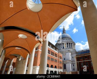 Londres, Angleterre, Royaume-Uni. Paternoster Square, derrière la Cathédrale St Paul. Le long de la colonnade du côté nord Banque D'Images