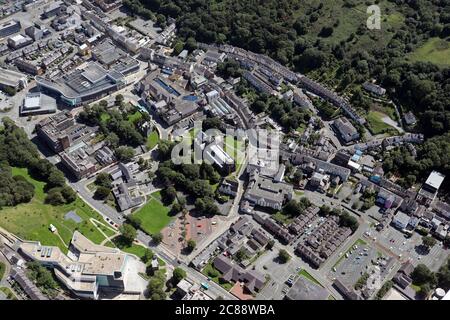 Vue aérienne du centre-ville de Bangor dans le nord du pays de Galles Banque D'Images