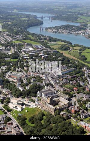 Vue aérienne de Bangor et des ponts Menai et Straits dans le nord du pays de Galles Banque D'Images