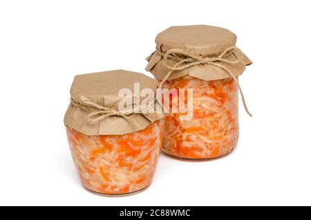 Deux pots en verre de choucroute maison avec carottes sur fond blanc. Plats fermentés et cornichons faits maison. Probiotique naturel. Alimentation et alimentation saines Banque D'Images