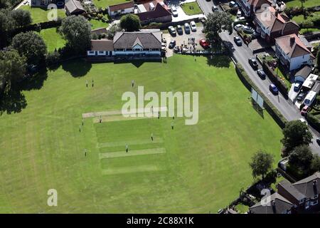 Vue aérienne d'un match de cricket du village qui a lieu un dimanche matin Banque D'Images