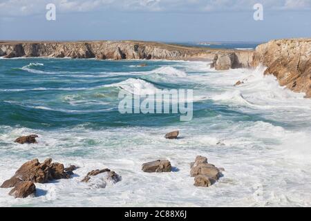 Vagues sur la côte de Quiberon Côte sauvage Morbihan France Banque D'Images