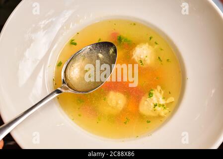 Assiette de soupe de légumes avec boulettes de viande. Soupe avec boulettes de viande et légumes Banque D'Images