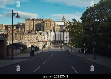 Vue d'été sur le pont Waverley et les bâtiments de la vieille ville d'Édimbourg. Edinburgh, Écosse, Royaume-Uni. Cette route est maintenant fermée. 20 JUILLET 2020 Banque D'Images