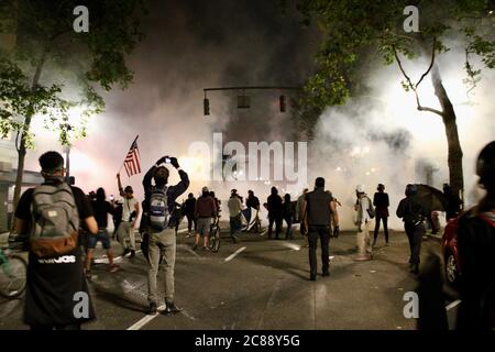 Portland, Oregon, États-Unis. 22 juillet 2020. Les manifestants de Portland ont été agressés avec des nuages massifs de gaz lacrymogène crédit: Amy Katz/ZUMA Wire/Alay Live News Banque D'Images