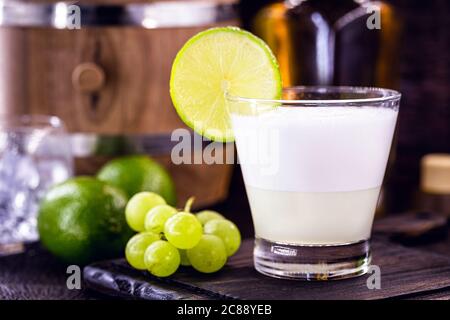 Pisco sour, un cocktail typique de la cuisine sud-américaine, le Pérou et le Chili, préparé à base de pisco et de citron, sucré avec du brandy, des œufs, servi froid. Banque D'Images