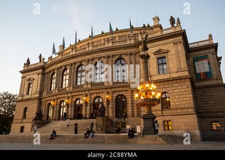 Porto, Portugal. 12 mars 2018. Le bâtiment de Prague, en République tchèque, offre une vue sur le Rudolfinum. Il est conçu dans le style néo-renaissance et moi Banque D'Images