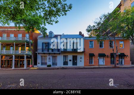 Natchez, Mississippi, États-Unis - 19 juin 2020 : façade de bâtiments dans le centre-ville de Natchez en début de matinée. Banque D'Images