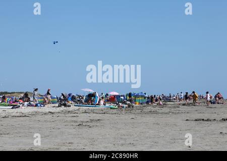 Des foules se dirigent vers la plage après les vacances de confinement de CoViD à West Wittering Beach, Chichester, Royaume-Uni, juillet 2020 Banque D'Images