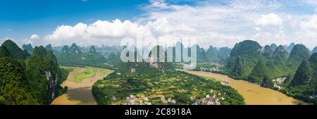 Paysage de montagnes karstiques en Xingping, Province du Guangxi, Chine. Banque D'Images