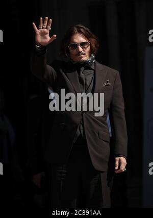 Londres, Royaume-Uni. 22 juillet 2020. L'acteur américain Johnny Depp arrive à la High court de Londres où il poursuit le journal Sun à propos d'un article qui prétendait qu'il était un « batteur de femme » le mardi 21 juillet 2020. L'essai devrait durer deux semaines. Photo de Hugo Philpott/UPI crédit: UPI/Alay Live News Banque D'Images