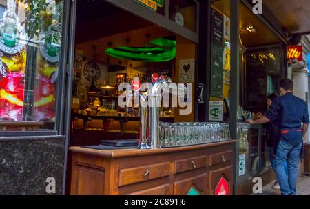 Bar extérieur sur Vitosha Street;Sofia Bulgarie; Banque D'Images