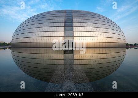 BEIJING, CHINE - 24 JUIN 2014: Centre national des arts de la scène. Le design futuriste a suscité la controverse lorsque le théâtre a été achevé en 2 Banque D'Images