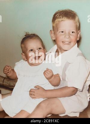 Les jeunes frères et sœurs posent pour un portrait formel, années 1950, États-Unis Banque D'Images