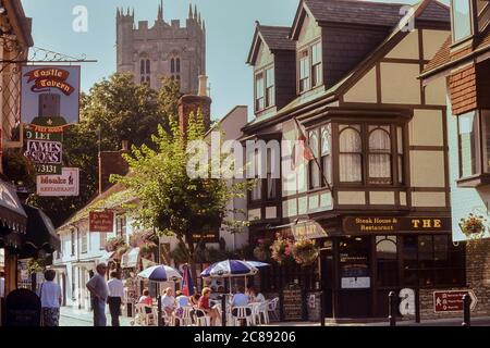 Church Street, Christchurch, Dorset, Angleterre, Royaume-Uni. Vers les années 1990 Banque D'Images