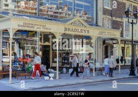 The former Bradley's Ironmongers, Middleton Street, Llandrindod Wells, Powys, pays de Galles, Royaume-Uni. Vers les années 1990 Banque D'Images