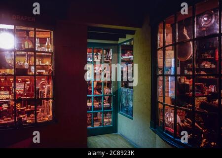 Une réplique de la boutique de tablier d'époque au Musée Peterborough, Cambridgeshire, Angleterre, Royaume-Uni. Vers les années 1990 Banque D'Images