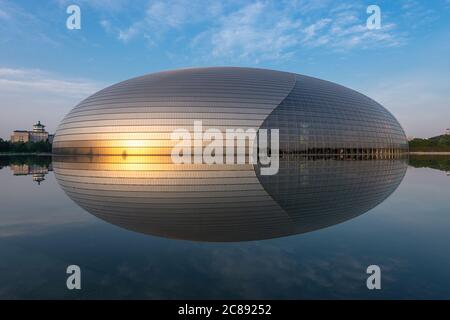 BEIJING, CHINE - 24 JUIN 2014: Centre national des arts de la scène. Le design futuriste a suscité la controverse lorsque le théâtre a été achevé en 2 Banque D'Images