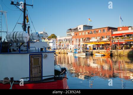 Warnemunde, Allemagne paysage urbain sur Alte Strom ancien canal. Banque D'Images