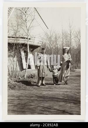 Famille militaire visitant les jardins de Keukenhof aux pays-Bas, 1951 Banque D'Images