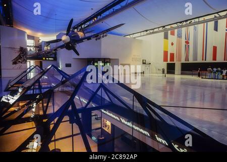 Hall d'entrée du musée avec avions de chasse Typhoon de la Hawker britannique de la Seconde Guerre mondiale. Le Memorial Peace Museum. Caen. Normandie. France Banque D'Images