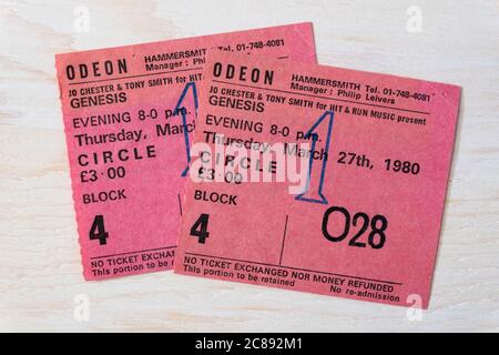 Deux billets de concert pour 027 et 028 places dans le cercle de 1980 pour Genesis à Hammersmith Odeon, Londres, Royaume-Uni Banque D'Images