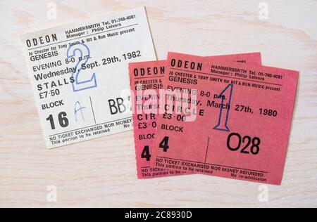 Deux talons de billets de concert pour 027 et 028 places dans le cercle de 1980 et BB20 dans les stalles de 1982 pour Genesis à Hammersmith Odeon, Londres, Royaume-Uni Banque D'Images