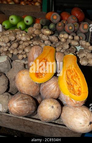 Vente de produits biologiques sur le marché sec de Hong Kong, racines de gingembre et citrouilles fraîches, cuisine orientale. Banque D'Images