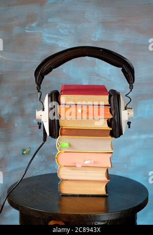 livres et héaphones vintage, concept de livres audio, drame audio, divertissement, concept d'éducation Banque D'Images