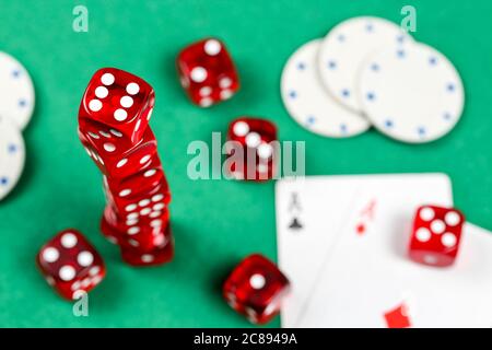 pile de dés rouges et de cartes à jouer sur texture de feutre vert Banque D'Images