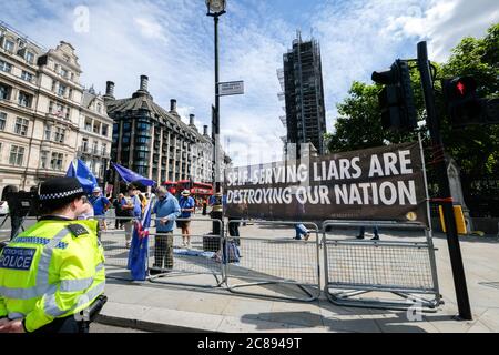 Chambres du Parlement, Londres, Royaume-Uni. 22 juillet 2020. Les manifestants anti-Brexit en dehors du Parlement. Crédit : Matthew Chattle/Alay Live News Banque D'Images