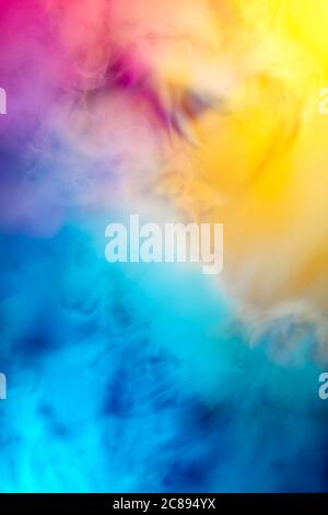 Abstrait coloré, multicolore fumée propagation, fond clair pour la publicité ou le design, papier peint pour gadget. Texture fumée éclairée au néon, nuages soufflants. Design moderne. Banque D'Images