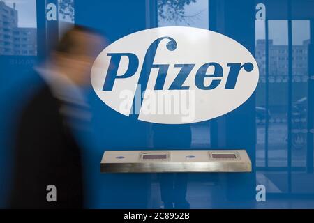 Berlin, Allemagne. 06e octobre 2008. ARCDthe logo de la société pharmaceutique 'Pfizer', prise du siège allemand à Berlin. Crédit: Arno Burgi/dpa-Zentralbild/dpa/Alay Live News Banque D'Images