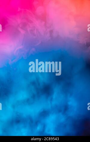 Abstrait coloré, multicolore fumée propagation, fond clair pour la publicité ou le design, papier peint pour gadget. Texture fumée éclairée au néon, nuages soufflants. Design moderne. Banque D'Images