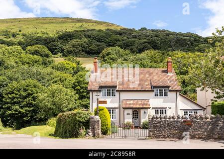 Une maison en carrelage dans le parc national d'Exmoor, dans le village de Bossington, Somerset, Royaume-Uni Banque D'Images