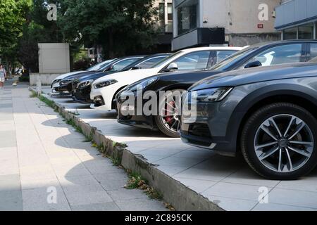 Istanbul, Turquie - 19 juillet 2020 : les voitures allemandes 2020 et 2019 modèles sont exposées ensemble dans une galerie de voiture à l'extérieur pour la vente. Banque D'Images