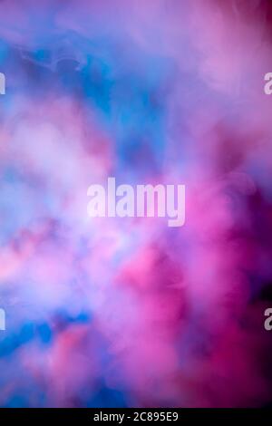 Abstrait coloré, multicolore fumée propagation, fond clair pour la publicité ou le design, papier peint pour gadget. Texture fumée éclairée au néon, nuages soufflants. Design moderne. Banque D'Images
