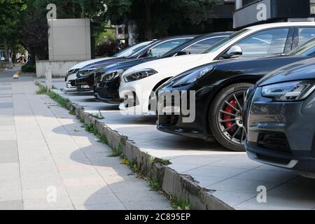 Istanbul, Turquie - 19 juillet 2020 : les voitures allemandes 2020 et 2019 modèles sont exposées ensemble dans une galerie de voiture à l'extérieur pour la vente. Banque D'Images