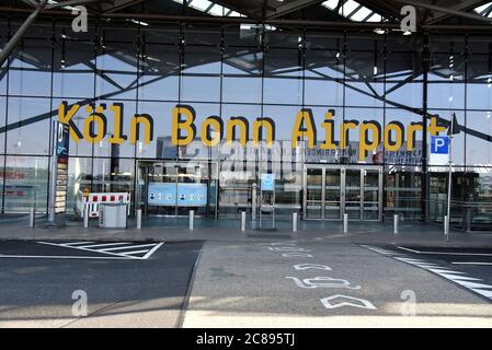 22 juillet 2020, Rhénanie-du-Nord-Westphalie, Cologne : entrée au terminal 1 de l'aéroport de Cologne Bonn. Photo: Horst Galuschka/dpa Banque D'Images