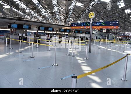 22 juillet 2020, Rhénanie-du-Nord-Westphalie, Cologne : le guichet vide de l'aéroport de Cologne-Bonn. Photo: Horst Galuschka/dpa Banque D'Images