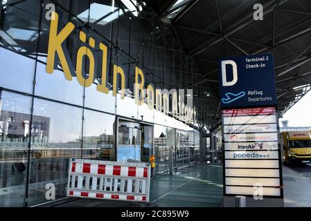 22 juillet 2020, Rhénanie-du-Nord-Westphalie, Cologne : entrée au terminal 1 de l'aéroport de Cologne Bonn. Photo: Horst Galuschka/dpa Banque D'Images