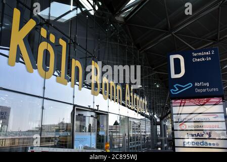 22 juillet 2020, Rhénanie-du-Nord-Westphalie, Cologne : entrée au terminal 1 de l'aéroport de Cologne Bonn. Photo: Horst Galuschka/dpa Banque D'Images