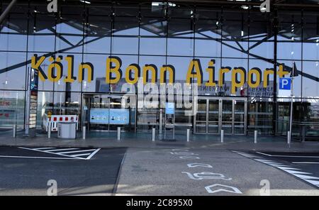 22 juillet 2020, Rhénanie-du-Nord-Westphalie, Cologne : entrée au terminal 1 de l'aéroport de Cologne Bonn. Photo: Horst Galuschka/dpa Banque D'Images