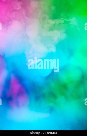 Abstrait coloré, multicolore fumée propagation, fond clair pour la publicité ou le design, papier peint pour gadget. Texture fumée éclairée au néon, nuages soufflants. Design moderne. Banque D'Images