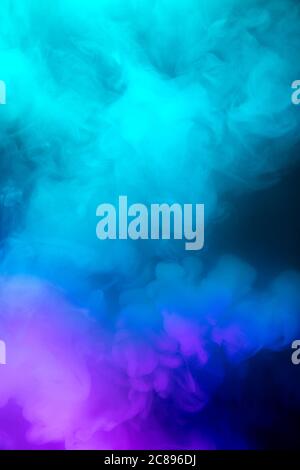Abstrait coloré, multicolore fumée propagation, fond clair pour la publicité ou le design, papier peint pour gadget. Texture fumée éclairée au néon, nuages soufflants. Design moderne. Banque D'Images