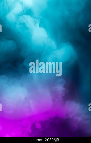 Abstrait coloré, multicolore fumée propagation, fond clair pour la publicité ou le design, papier peint pour gadget. Texture fumée éclairée au néon, nuages soufflants. Design moderne. Banque D'Images