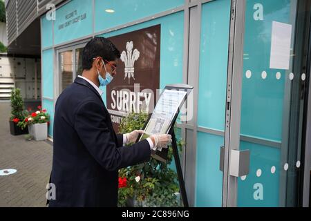 Un membre du personnel met des instructions de sécurité. L'Oval a été sélectionné pour accueillir l'un des trois événements pilotes pour le retour des spectateurs sur les sites sportifs d'élite. Banque D'Images