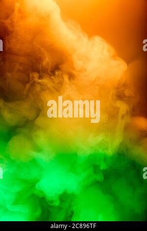 Abstrait coloré, multicolore fumée propagation, fond clair pour la publicité ou le design, papier peint pour gadget. Texture fumée éclairée au néon, nuages soufflants. Design moderne. Banque D'Images