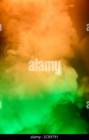 Abstrait coloré, multicolore fumée propagation, fond clair pour la publicité ou le design, papier peint pour gadget. Texture fumée éclairée au néon, nuages soufflants. Design moderne. Banque D'Images